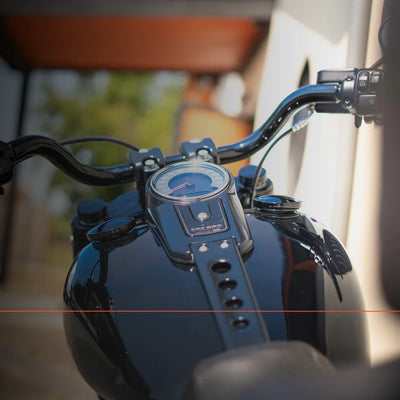 Comparatif des Compteurs et Tableaux de Bord Harley : MPH vs KPH