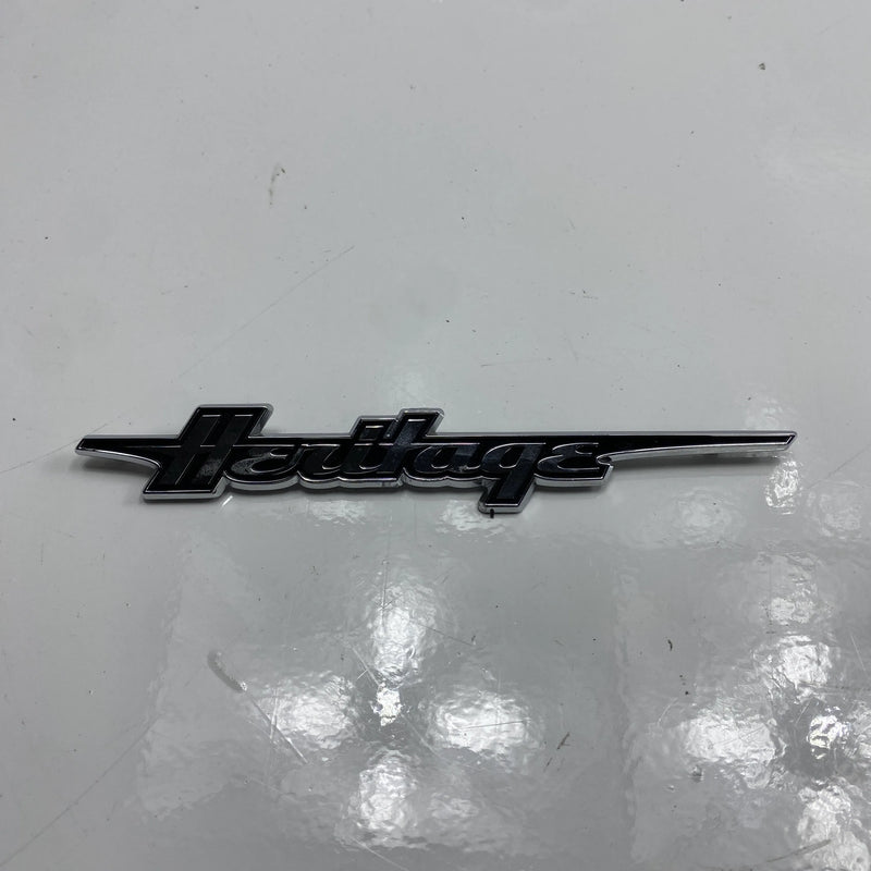 Logo am vorderen linken Schutzblech OEM 61400513 – Legendary Parts