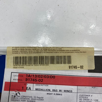Medalhão decorativo, Bar and Shield com asas OEM 91745-02